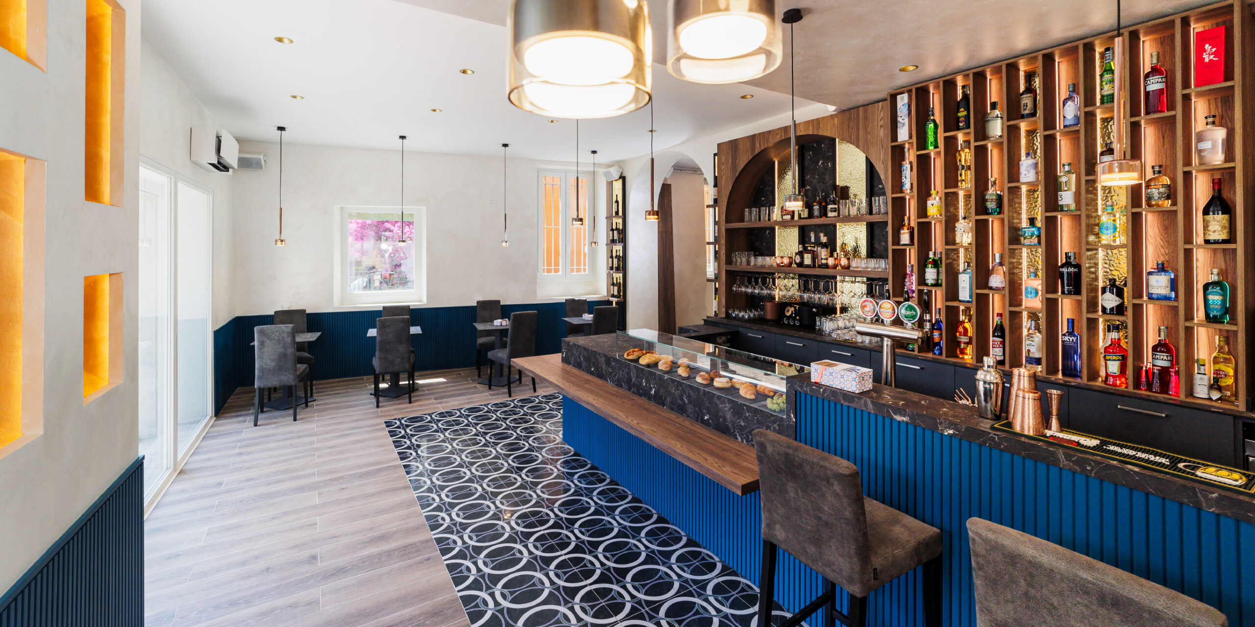 bancone bar con tavoli